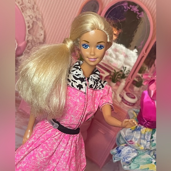 Fun to Dress Barbie in 90’s Fashion Pack - Picture 2 of 6